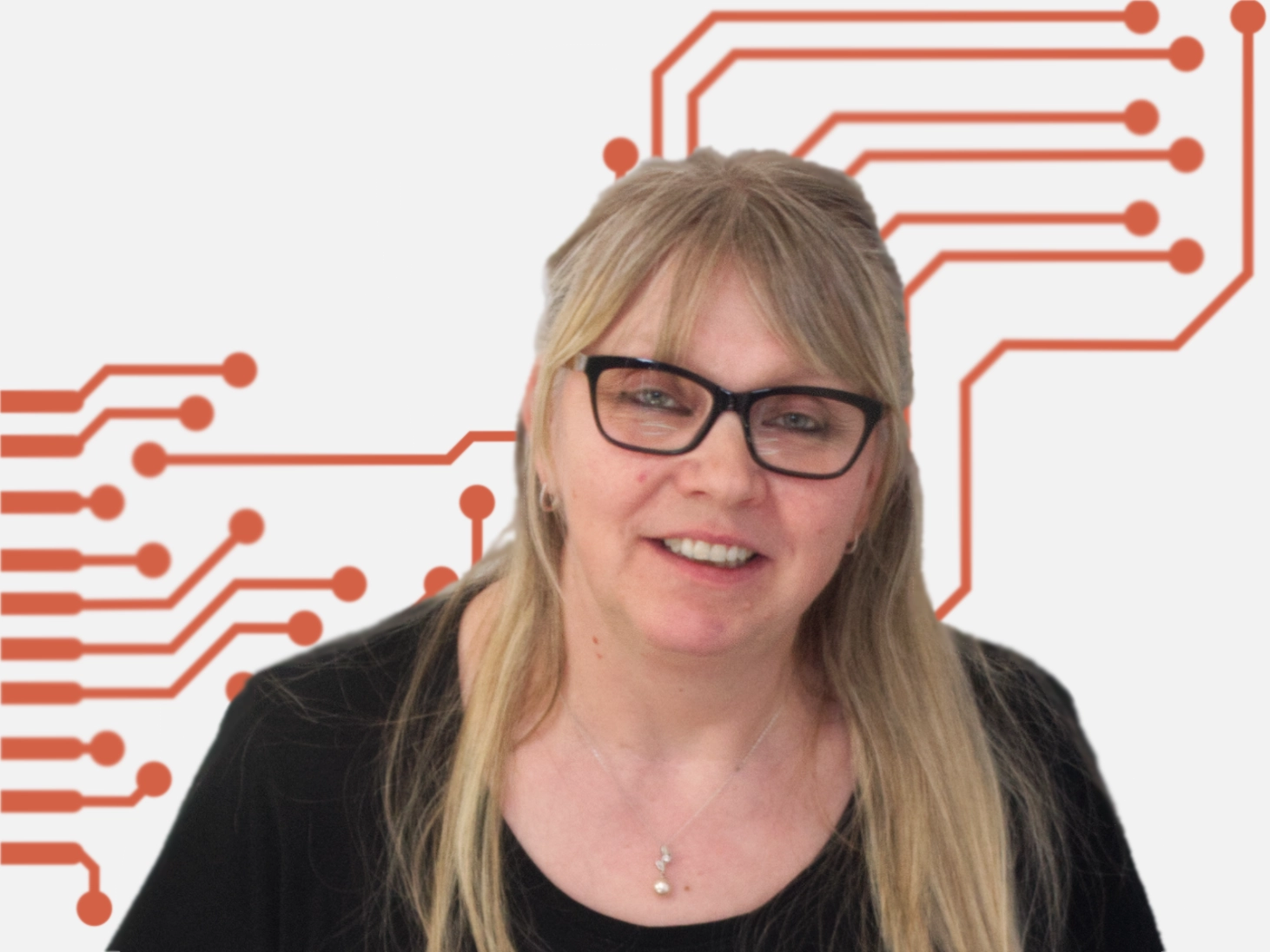 Frau mit Brille und langen blonden Haaren, lächelnd in schwarzem T-Shirt